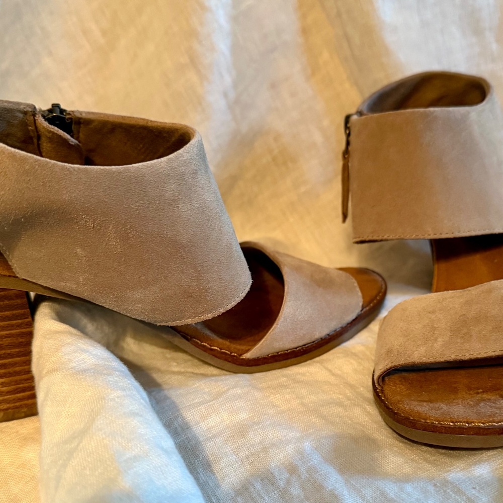 Tom’s Sandals, size 9, Stacked Heel - Picture 3 of 6